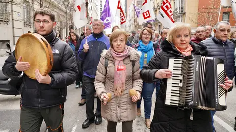 UGT y CCOO convocan una manifestación bajo el lema ‘Defendamos nuestra sanidad pública. Defendamos nuestros derechos’. Los organizadores atienden a los medios al inicio de la marcha, que finaliza en la Consejería de Sanidad. Foto: Leticia Pérez.