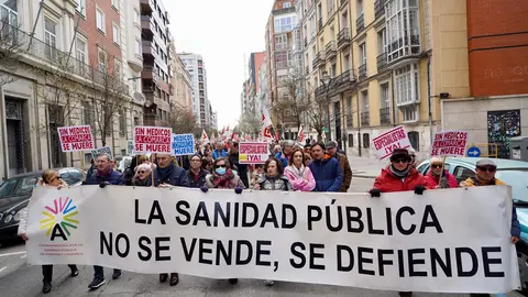 UGT y CCOO convocan una manifestación bajo el lema ‘Defendamos nuestra sanidad pública. Defendamos nuestros derechos’. Los organizadores atienden a los medios al inicio de la marcha, que finaliza en la Consejería de Sanidad. Foto: Leticia Pérez.