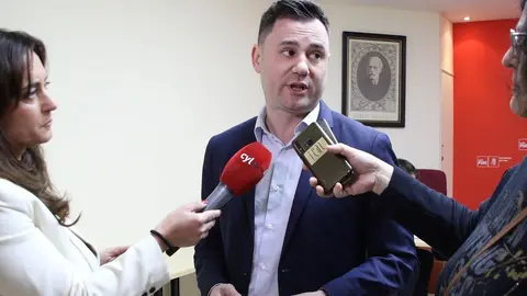 Votaciones de las elecciones primarias del PSOE de León; en la imagen, el candidato Javier Alfonso Cendón. Foto: Peio García.
