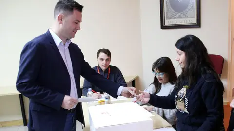 Votaciones de las elecciones primarias del PSOE de León; en la imagen, el candidato Javier Alfonso Cendón. Foto: Peio García.