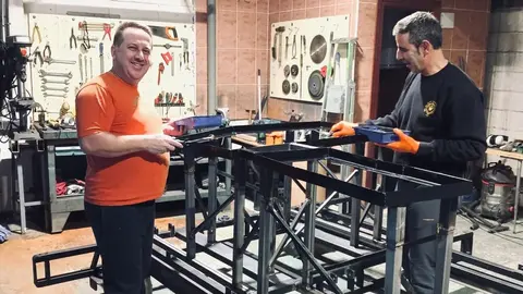 El grupo de montaje de Angustias y Soledad pintando la estructura del ‘Camino del Sepulcro’.