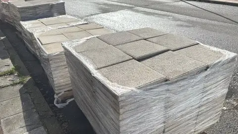 Maquinaria trabajando en el Plan de Acerado, concretamente en el Paso de Azorín.
