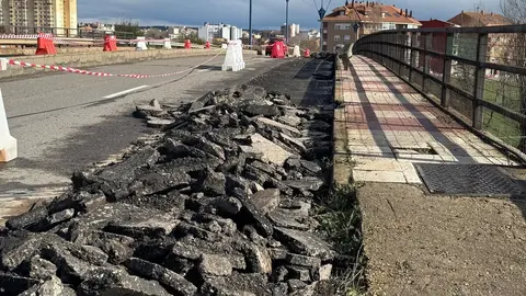Maquinaria trabajando en el Plan de Acerado, concretamente en el Paso de Azorín.