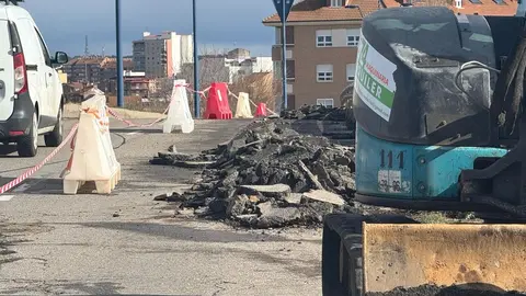 Maquinaria trabajando en el Plan de Acerado, concretamente en el Paso de Azorín.
