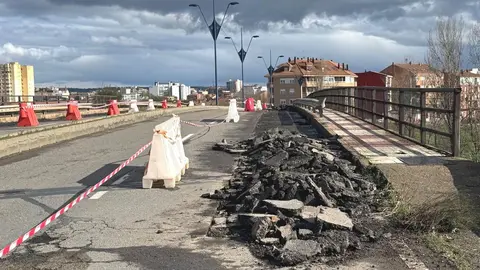 Maquinaria trabajando en el Plan de Acerado, concretamente en el Paso de Azorín.