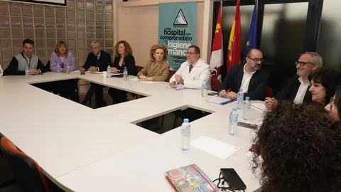 La gerente regional de Salud, Violeta Martínez (5I), preside la primera reunión de la Comisión de seguimiento del Plan de Garantía Asistencial para El Bierzo junto al gerente de Asistencia Sanitaria del Bierzo, Juan Ortiz de Saracho (4D). Foto: César Sánchez.