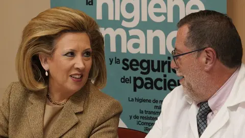 La gerente regional de Salud, Violeta Martínez, preside la primera reunión de la Comisión de seguimiento del Plan de Garantía Asistencial para El Bierzo junto al gerente de Asistencia Sanitaria del Bierzo, Juan Ortiz de Saracho. Foto: César Sánchez.