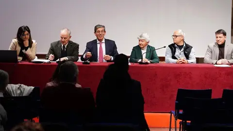 Firma de un convenio marco de colaboración entre la Fundación Octavio Álvarez Carballo y la Asociación Estación Biológica Cantábrica, con el objetivo de contribuir a solucionar o prevenir problemas y riesgos que afectan a la montaña, como el éxodo rural y sus consecuencias sociales y ambientales. Foto: Campillo.