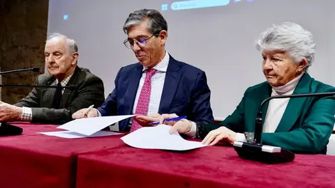 Firma de un convenio marco de colaboración entre la Fundación Octavio Álvarez Carballo y la Asociación Estación Biológica Cantábrica, con el objetivo de contribuir a solucionar o prevenir problemas y riesgos que afectan a la montaña, como el éxodo rural y sus consecuencias sociales y ambientales. Foto: Campillo.