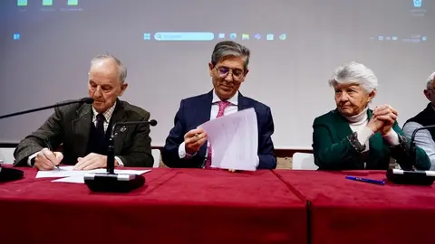 Firma de un convenio marco de colaboración entre la Fundación Octavio Álvarez Carballo y la Asociación Estación Biológica Cantábrica, con el objetivo de contribuir a solucionar o prevenir problemas y riesgos que afectan a la montaña, como el éxodo rural y sus consecuencias sociales y ambientales. Foto: Campillo.