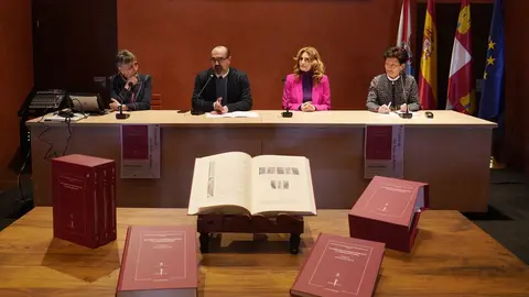 La viceconsejera de Acción Cultural, Mar Sancho (2D), junto al alcalde de Ponferrada, Marco Morala, y las catedráticas de Historia de la Universidad de León, Gregoria Cavero (D) y María Encarnación Martín (I), durante la presentación en Ponferrada de la publicación 'El tumbo de San Pedro de Montes: un cartulario doble'. Foto: César Sánchez