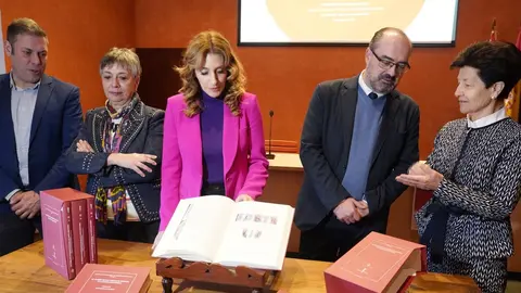 La viceconsejera de Acción Cultural, Mar Sancho (C), junto al alcalde de Ponferrada, Marco Morala (2D), el teniente de alcalde, Iván Alonso (I), y las catedráticas de Historia de la Universidad de León, Gregoria Cavero (D), y María Encarnación Martín (2I),durante la presentación en Ponferrada de la publicación 'El tumbo de San Pedro de Montes: un cartulario doble'. Foto: César Sánchez.