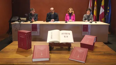 La viceconsejera de Acción Cultural, Mar Sancho (2D), junto al alcalde de Ponferrada, Marco Morala, y las catedráticas de Historia de la Universidad de León, Gregoria Cavero (D) y María Encarnación Martín (I), durante la presentación en Ponferrada de la publicación 'El tumbo de San Pedro de Montes: un cartulario doble'. Foto: César Sánchez