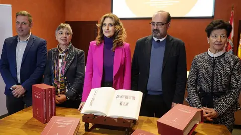 La viceconsejera de Acción Cultural, Mar Sancho (C), junto al alcalde de Ponferrada, Marco Morala (2D), el teniente de alcalde, Iván Alonso (I), y las catedráticas de Historia de la Universidad de León, Gregoria Cavero (D), y María Encarnación Martín (2I),durante la presentación en Ponferrada de la publicación 'El tumbo de San Pedro de Montes: un cartulario doble'. Foto: César Sánchez.