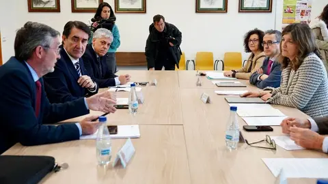 La rectora de la Universidad de León, Nuria González, y el consejero de Medio Ambiente, Vivienda y Ordenación del Territorio, Juan Carlos Suárez-Quiñones, mantienen una reunión de trabajo para abordar líneas de colaboración entre ambas instituciones. Foto: Campillo.