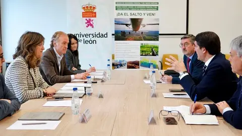 La rectora de la Universidad de León, Nuria González, y el consejero de Medio Ambiente, Vivienda y Ordenación del Territorio, Juan Carlos Suárez-Quiñones, mantienen una reunión de trabajo para abordar líneas de colaboración entre ambas instituciones. Foto: Campillo.