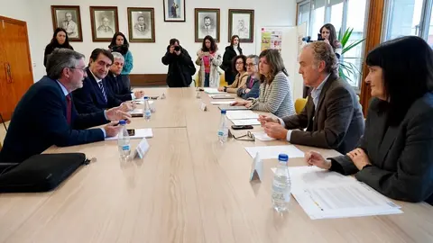 La rectora de la Universidad de León, Nuria González, y el consejero de Medio Ambiente, Vivienda y Ordenación del Territorio, Juan Carlos Suárez-Quiñones, mantienen una reunión de trabajo para abordar líneas de colaboración entre ambas instituciones. Foto: Campillo.