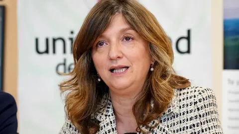 La rectora de la Universidad de León, Nuria González, y el consejero de Medio Ambiente, Vivienda y Ordenación del Territorio, Juan Carlos Suárez-Quiñones, mantienen una reunión de trabajo para abordar líneas de colaboración entre ambas instituciones. Foto: Campillo.