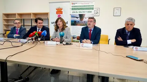 La rectora de la Universidad de León, Nuria González, y el consejero de Medio Ambiente, Vivienda y Ordenación del Territorio, Juan Carlos Suárez-Quiñones, mantienen una reunión de trabajo para abordar líneas de colaboración entre ambas instituciones. Foto: Campillo.