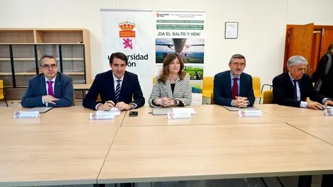 La rectora de la Universidad de León, Nuria González, y el consejero de Medio Ambiente, Vivienda y Ordenación del Territorio, Juan Carlos Suárez-Quiñones, mantienen una reunión de trabajo para abordar líneas de colaboración entre ambas instituciones. Foto: Campillo.