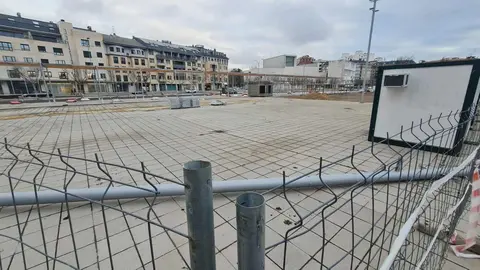 Las obras para la instalación de la pérgola bioclimática avanzan a buen ritmo tras superar problemas administrativos con el objetivo de fomentar la movilidad y los espacios peatonales en la ciudad.
