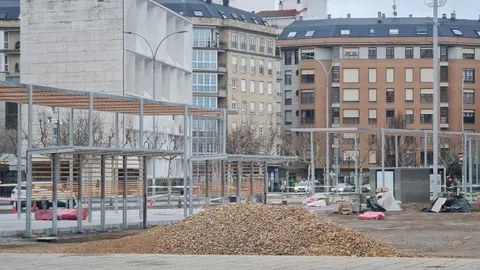 Las obras para la instalación de la pérgola bioclimática avanzan a buen ritmo tras superar problemas administrativos con el objetivo de fomentar la movilidad y los espacios peatonales en la ciudad.
