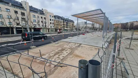 Las obras para la instalación de la pérgola bioclimática avanzan a buen ritmo tras superar problemas administrativos con el objetivo de fomentar la movilidad y los espacios peatonales en la ciudad.