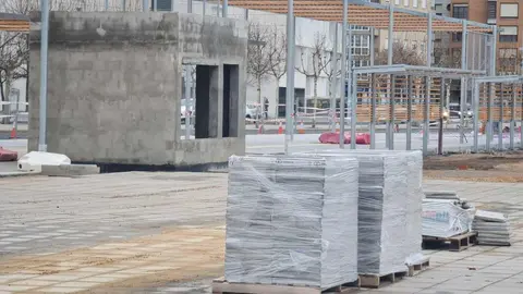 Las obras para la instalación de la pérgola bioclimática avanzan a buen ritmo tras superar problemas administrativos con el objetivo de fomentar la movilidad y los espacios peatonales en la ciudad.