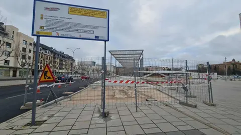 Las obras para la instalación de la pérgola bioclimática avanzan a buen ritmo tras superar problemas administrativos con el objetivo de fomentar la movilidad y los espacios peatonales en la ciudad.