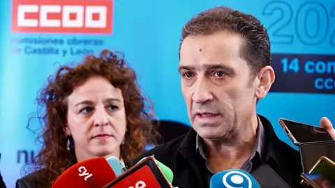 El secretario general de CCOO Castilla y León, Vicente Andrés, y la candidata a la reelección como secretaria general de CCOO en León, Elena Blasco, atienden a los medios antes de la celebración del XIV Congreso Provincial de CCOO León. Foto: Campillo.