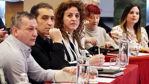 El secretario general de CCOO Castilla y León, Vicente Andrés, y la candidata a la reelección como secretaria general de CCOO en León, Elena Blasco, atienden a los medios antes de la celebración del XIV Congreso Provincial de CCOO León. Foto: Campillo.