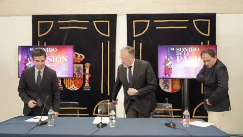 El presidente de las Cortes de Castilla y León, Carlos Pollán, y el director de ja Fundación Castilla y León, Juan Zapatero, presiden el acto de presentación de la segunda edición del concierto de Semana Santa ‘El Sonido de la Pasión’. Foto: Rubén Cacho.