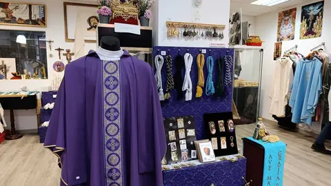 Cruz y Cirial, tienda de artículos religiosos y de cofrades de León. Única de la ciudad, junto con la Cooperativa Eclesiástica del Obispado, que ofrece artículos para misas.