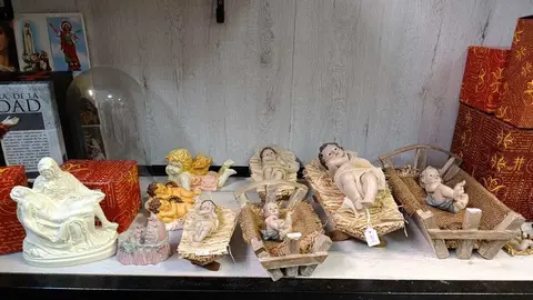Cruz y Cirial, tienda de artículos religiosos y de cofrades de León. Única de la ciudad, junto con la Cooperativa Eclesiástica del Obispado, que ofrece artículos para misas.
