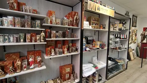 Cruz y Cirial, tienda de artículos religiosos y de cofrades de León. Única de la ciudad, junto con la Cooperativa Eclesiástica del Obispado, que ofrece artículos para misas.