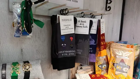 Cruz y Cirial, tienda de artículos religiosos y de cofrades de León. Única de la ciudad, junto con la Cooperativa Eclesiástica del Obispado, que ofrece artículos para misas.
