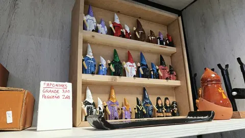 Cruz y Cirial, tienda de artículos religiosos y de cofrades de León. Única de la ciudad, junto con la Cooperativa Eclesiástica del Obispado, que ofrece artículos para misas.