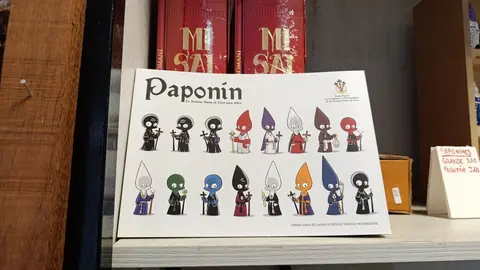 Cruz y Cirial, tienda de artículos religiosos y de cofrades de León. Única de la ciudad, junto con la Cooperativa Eclesiástica del Obispado, que ofrece artículos para misas.