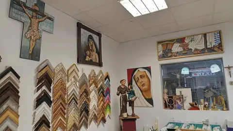Cruz y Cirial, tienda de artículos religiosos y de cofrades de León. Única de la ciudad, junto con la Cooperativa Eclesiástica del Obispado, que ofrece artículos para misas.