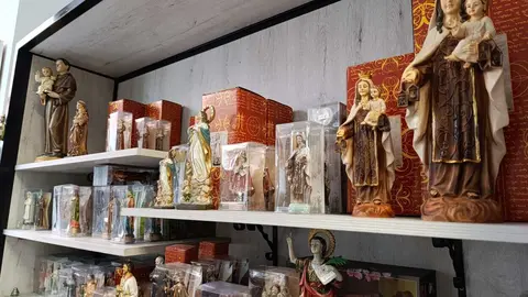Cruz y Cirial, tienda de artículos religiosos y de cofrades de León. Única de la ciudad, junto con la Cooperativa Eclesiástica del Obispado, que ofrece artículos para misas.