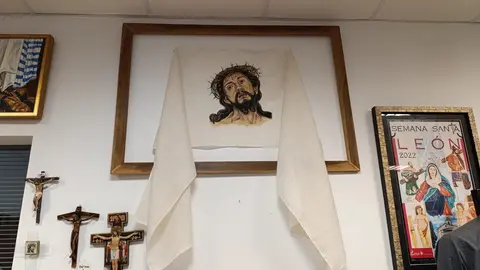Cruz y Cirial, tienda de artículos religiosos y de cofrades de León. Única de la ciudad, junto con la Cooperativa Eclesiástica del Obispado, que ofrece artículos para misas.