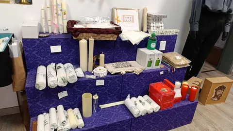 Cruz y Cirial, tienda de artículos religiosos y de cofrades de León. Única de la ciudad, junto con la Cooperativa Eclesiástica del Obispado, que ofrece artículos para misas.