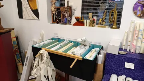 Cruz y Cirial, tienda de artículos religiosos y de cofrades de León. Única de la ciudad, junto con la Cooperativa Eclesiástica del Obispado, que ofrece artículos para misas.