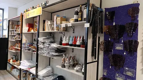 Cruz y Cirial, tienda de artículos religiosos y de cofrades de León. Única de la ciudad, junto con la Cooperativa Eclesiástica del Obispado, que ofrece artículos para misas.