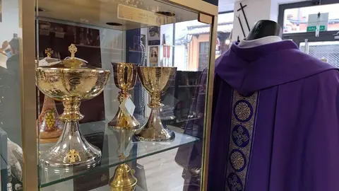 Cruz y Cirial, tienda de artículos religiosos y de cofrades de León. Única de la ciudad, junto con la Cooperativa Eclesiástica del Obispado, que ofrece artículos para misas.
