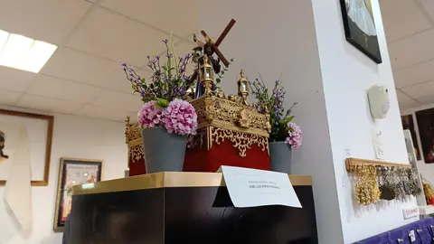 Cruz y Cirial, tienda de artículos religiosos y de cofrades de León. Única de la ciudad, junto con la Cooperativa Eclesiástica del Obispado, que ofrece artículos para misas.