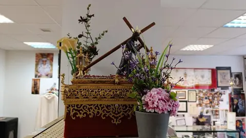 Cruz y Cirial, tienda de artículos religiosos y de cofrades de León. Única de la ciudad, junto con la Cooperativa Eclesiástica del Obispado, que ofrece artículos para misas.