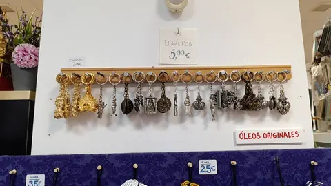 Cruz y Cirial, tienda de artículos religiosos y de cofrades de León. Única de la ciudad, junto con la Cooperativa Eclesiástica del Obispado, que ofrece artículos para misas.