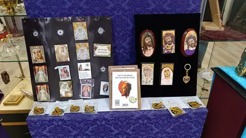 Cruz y Cirial, tienda de artículos religiosos y de cofrades de León. Única de la ciudad, junto con la Cooperativa Eclesiástica del Obispado, que ofrece artículos para misas.