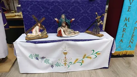 Cruz y Cirial, tienda de artículos religiosos y de cofrades de León. Única de la ciudad, junto con la Cooperativa Eclesiástica del Obispado, que ofrece artículos para misas.